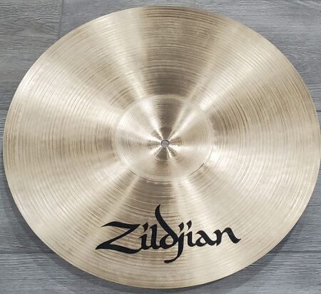 A Zildjian 18