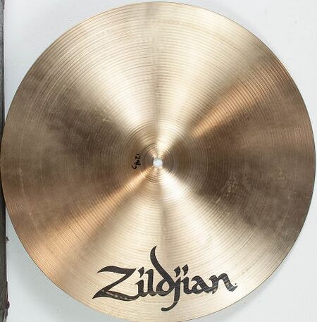 A Zildjian 16